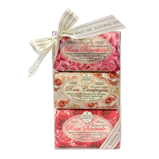 Aistillinen ja kevyt ruusun tuoksu, joka virkistää ja ilahduttaa. 
Luonnollinen ja hoitava koostumus, joka pehmentää ja silottaa ihoa. 
Kauniisti pakattu kolmen saippuan setti, valmistettu Firenzessä, Italiassa.